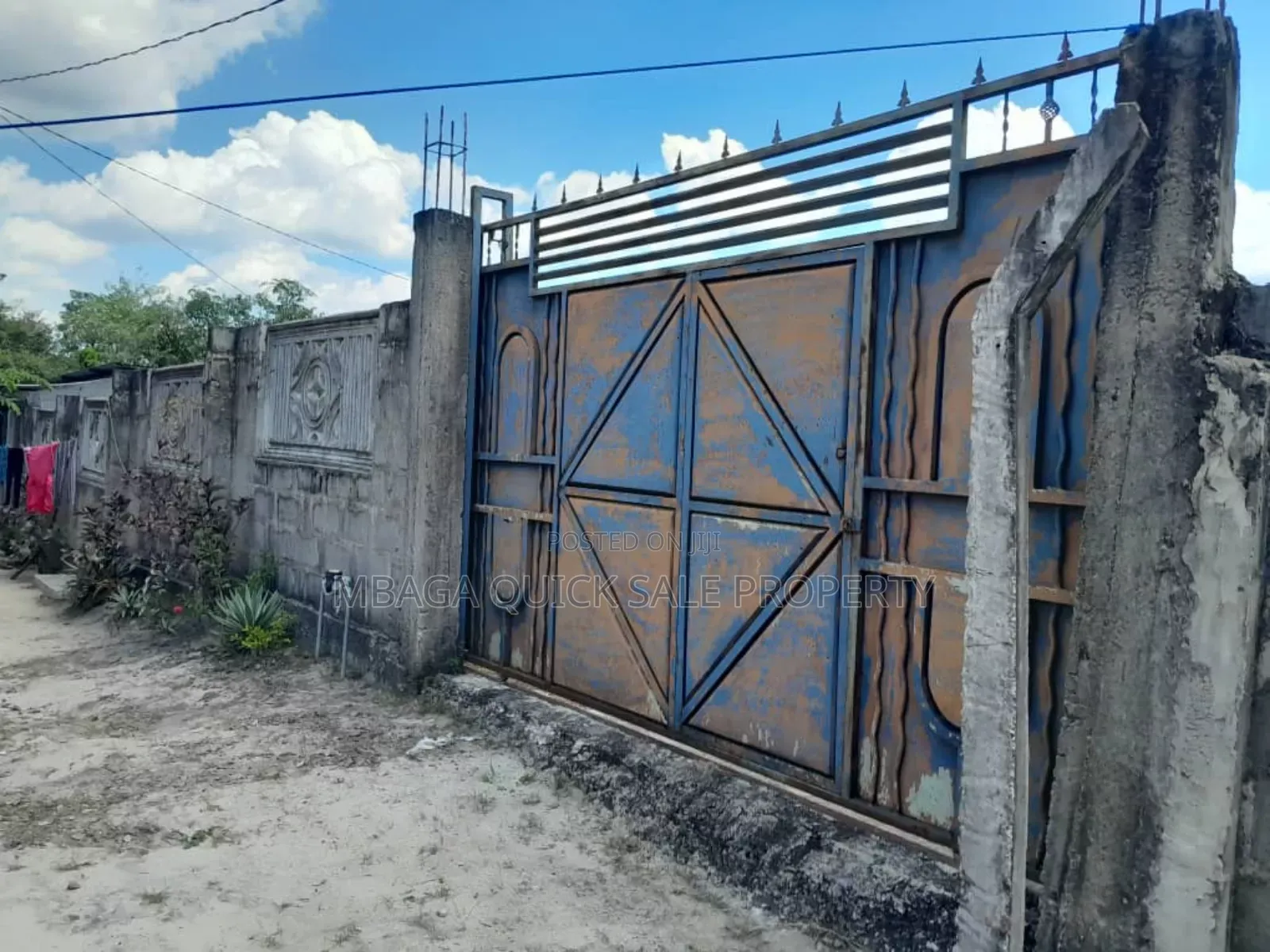 Plot Inauzwa Ipo Ndani Ya Fensi Malamba Mawili Mbezi in Mbezi