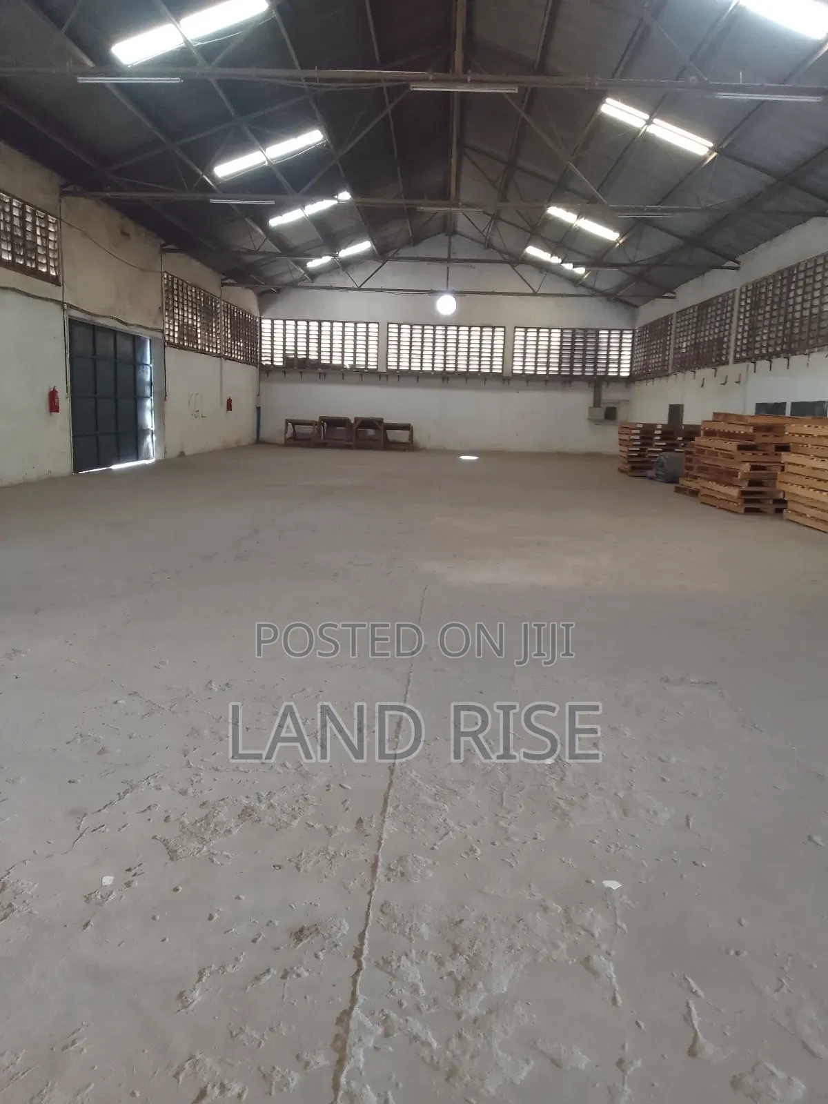 2000 SQM Warehouse With Yard in Vingunguti
