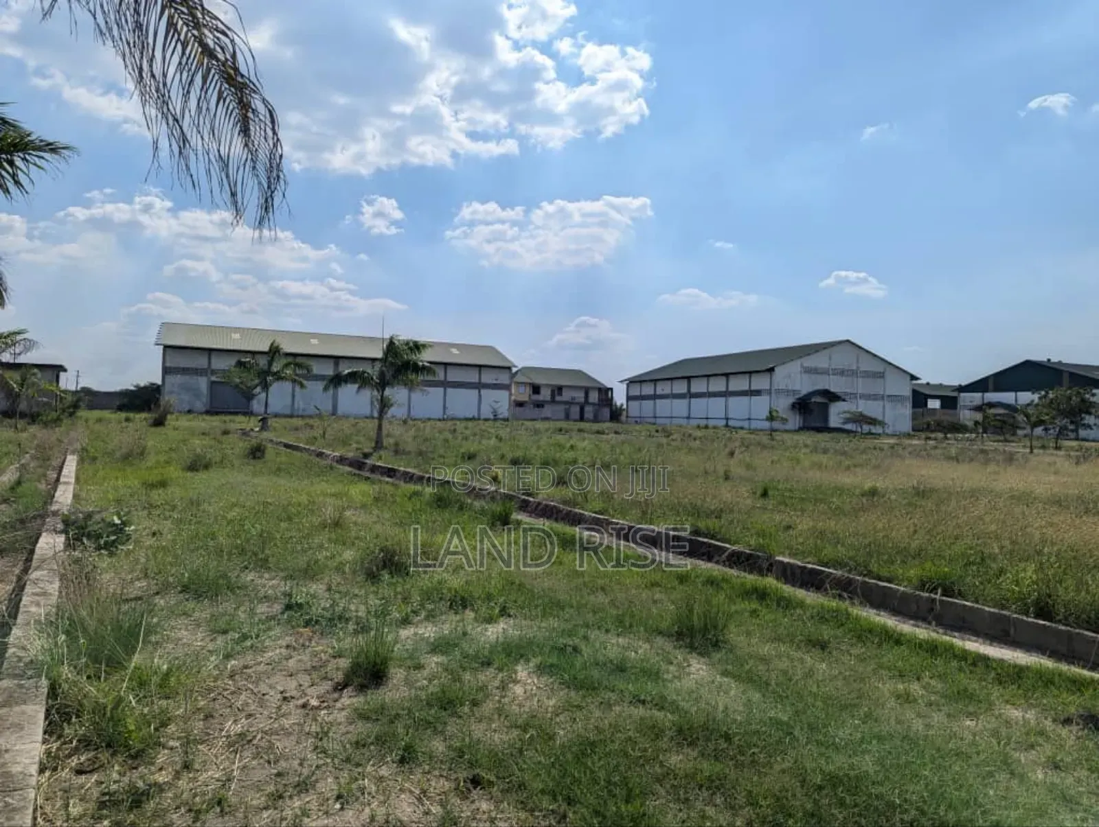 Warehouse and Yard for Sale in Bagamoyo in Vingunguti