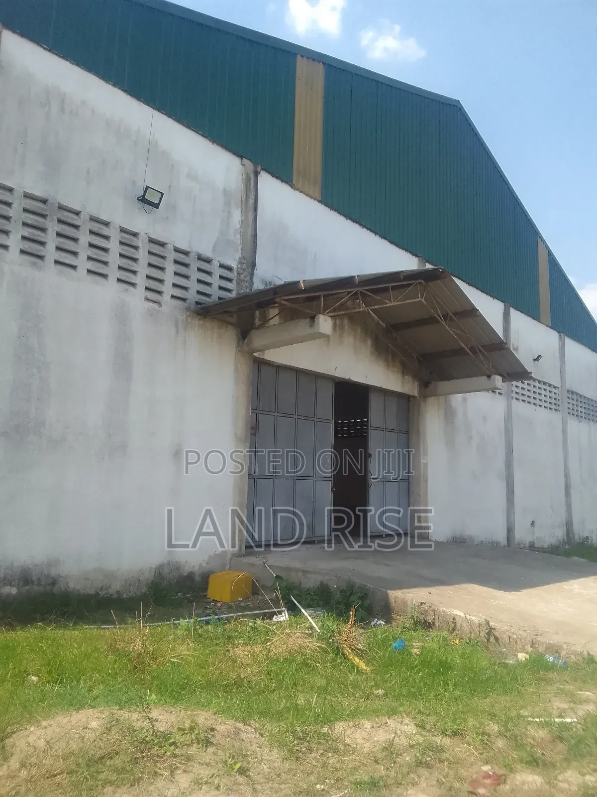 Warehouse and Yard for Sale in Bagamoyo in Vingunguti