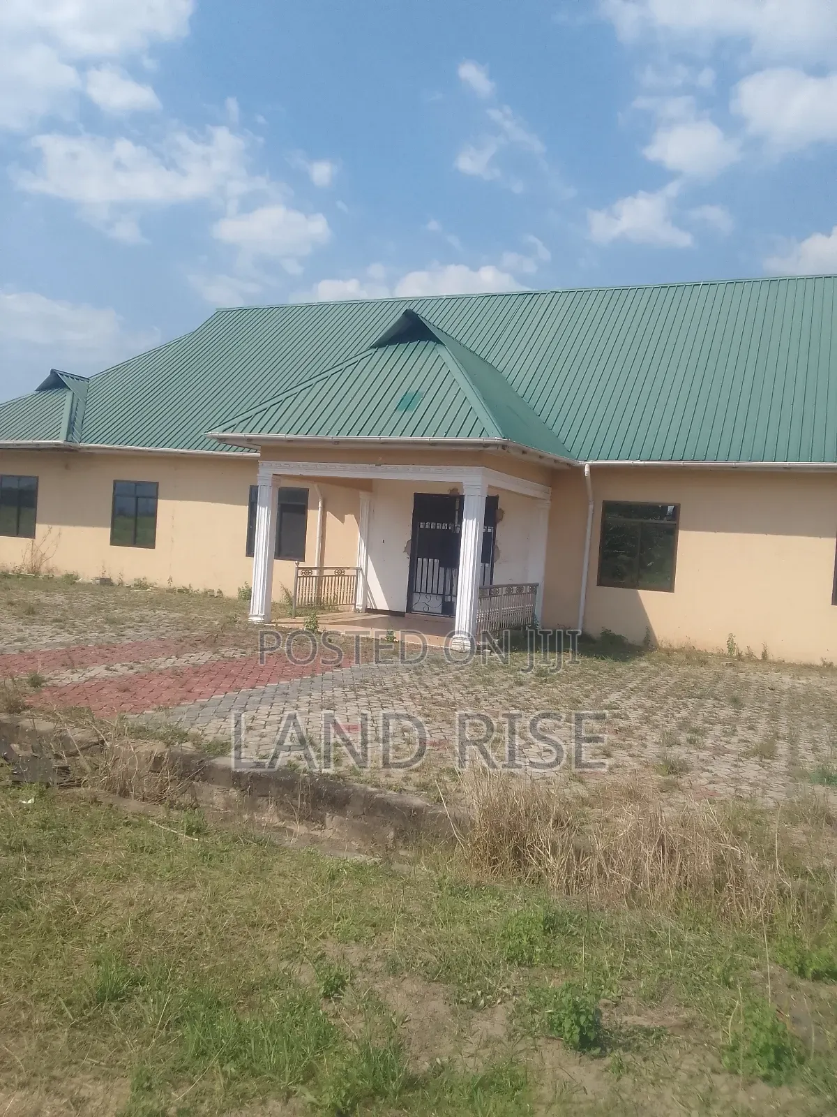 Warehouse and Yard for Sale in Bagamoyo in Vingunguti