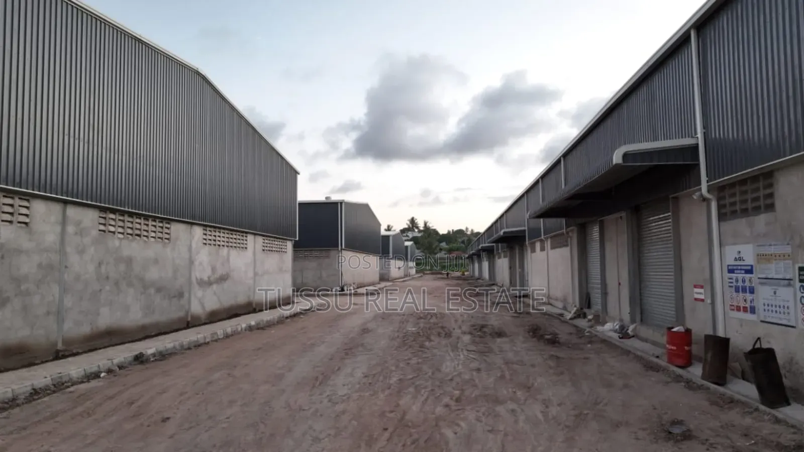Warehouse for Rent Tegeta Nyuki SQM 2000/for 10m in Kinondoni