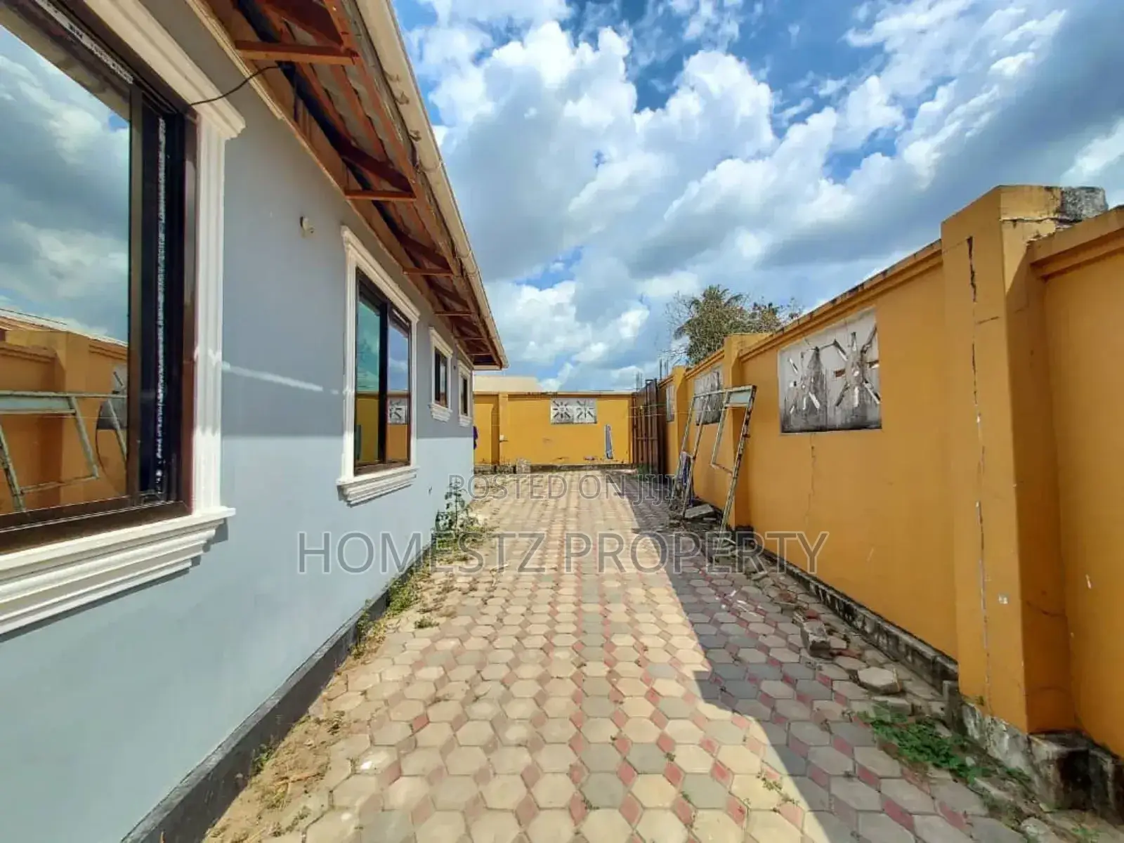 8bdrm House in Kimara Korogwe, Kinondoni for sale in Kinondoni
