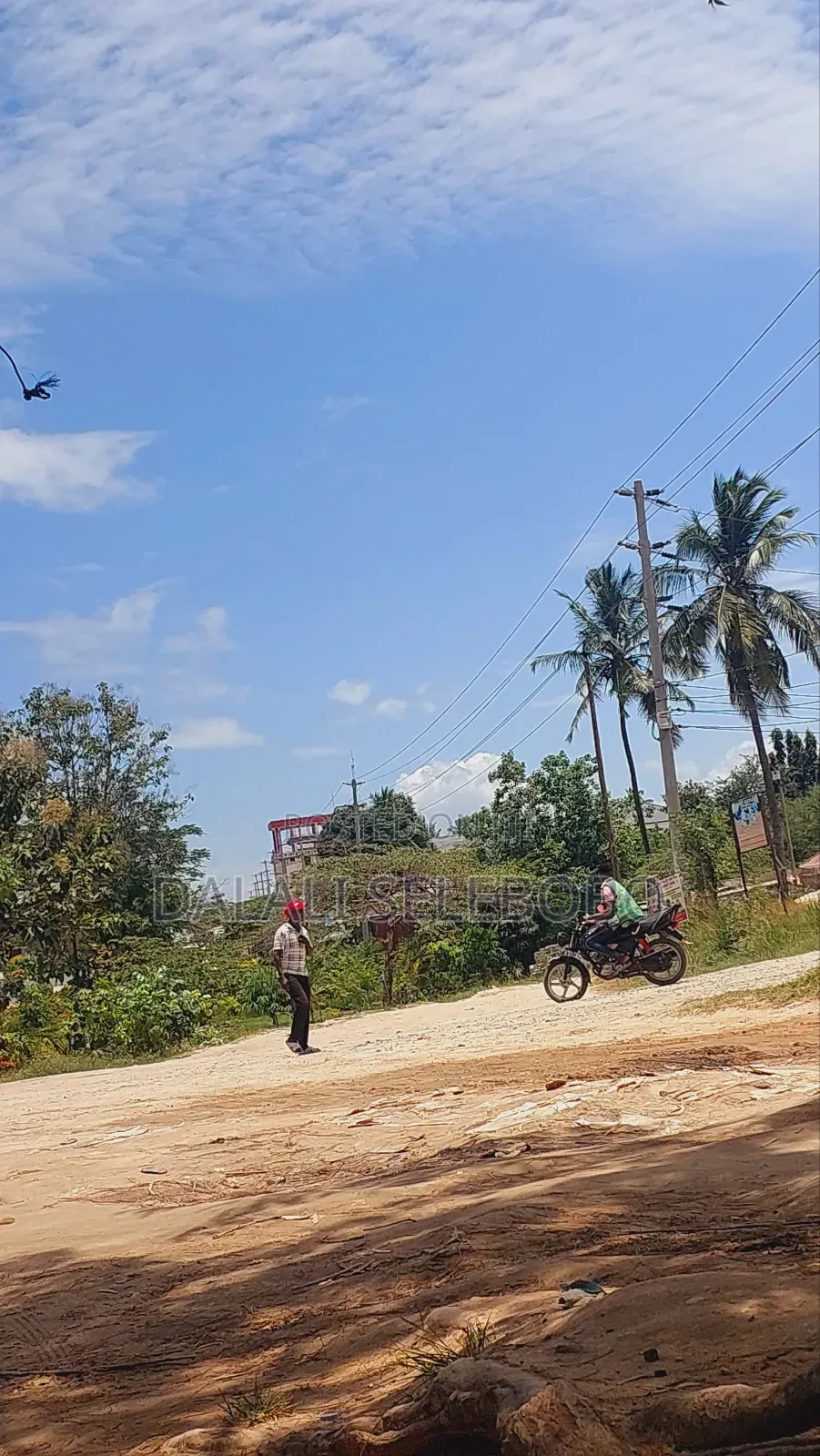Plot Nzur Sana for Show Room It Look Tarmac in Bunju