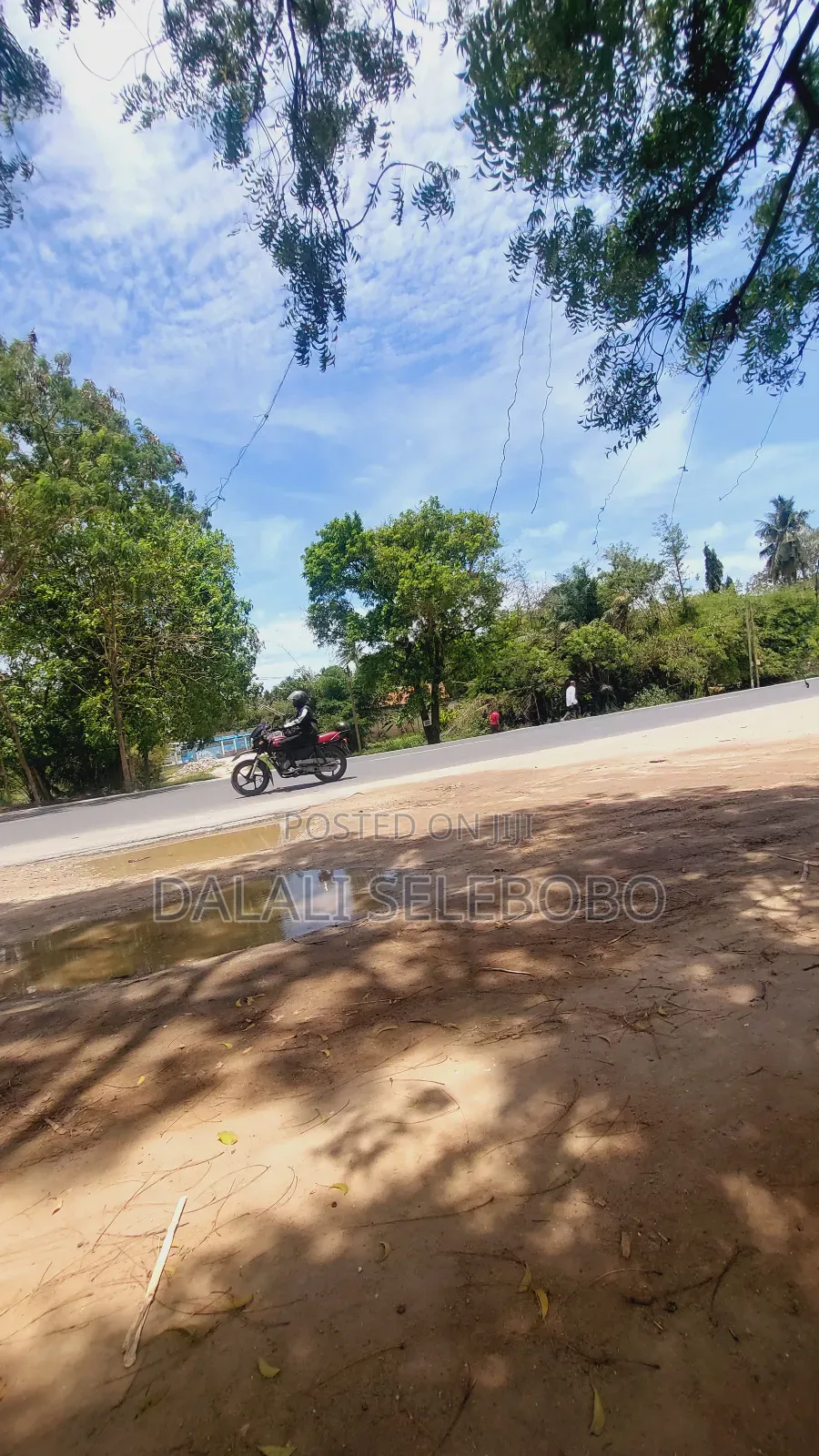 Plot Nzur Sana for Show Room It Look Tarmac in Bunju