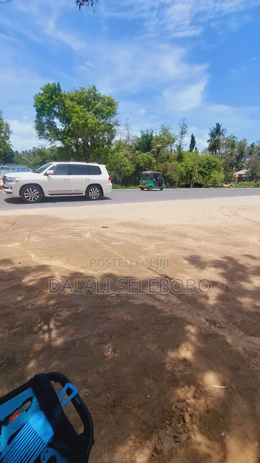Plot Nzur Sana for Show Room It Look Tarmac in Bunju