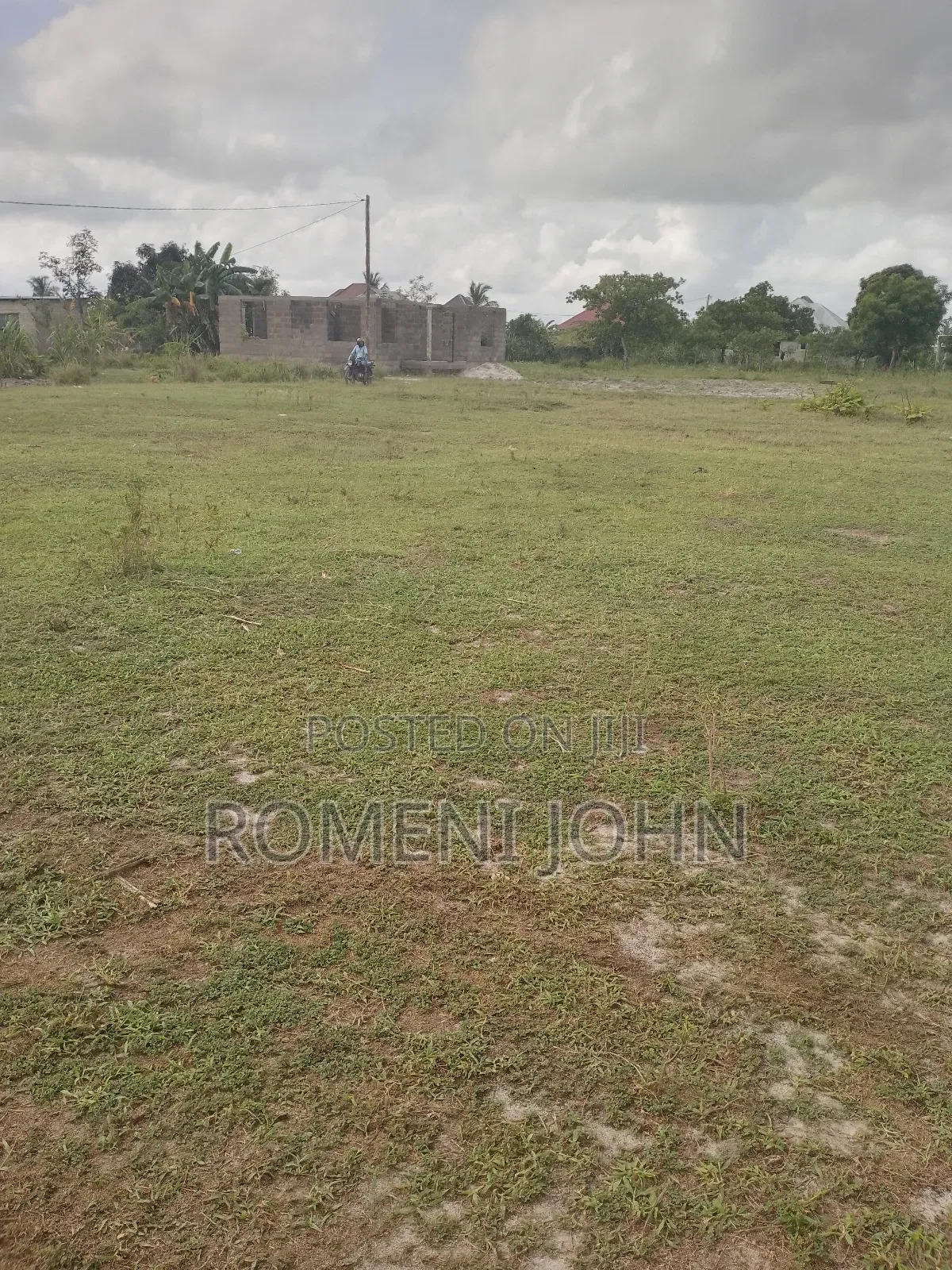 Eneo Sqmita 400 Linauzwa Milioni 6.5 Bombambili Njia Nne. in Ilala