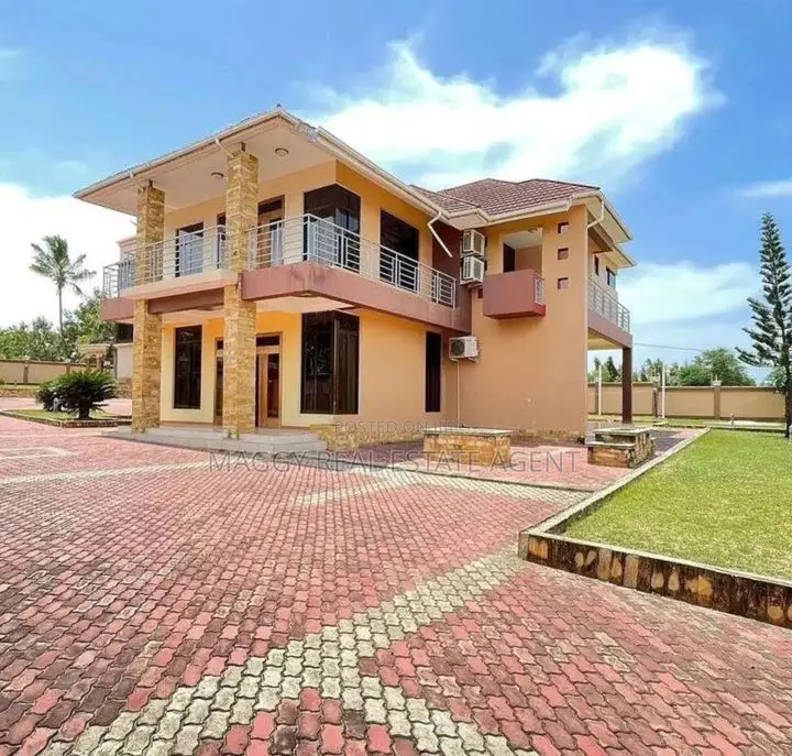 Furnished 5bdrm House in Boko, Bunju for rent in Bunju