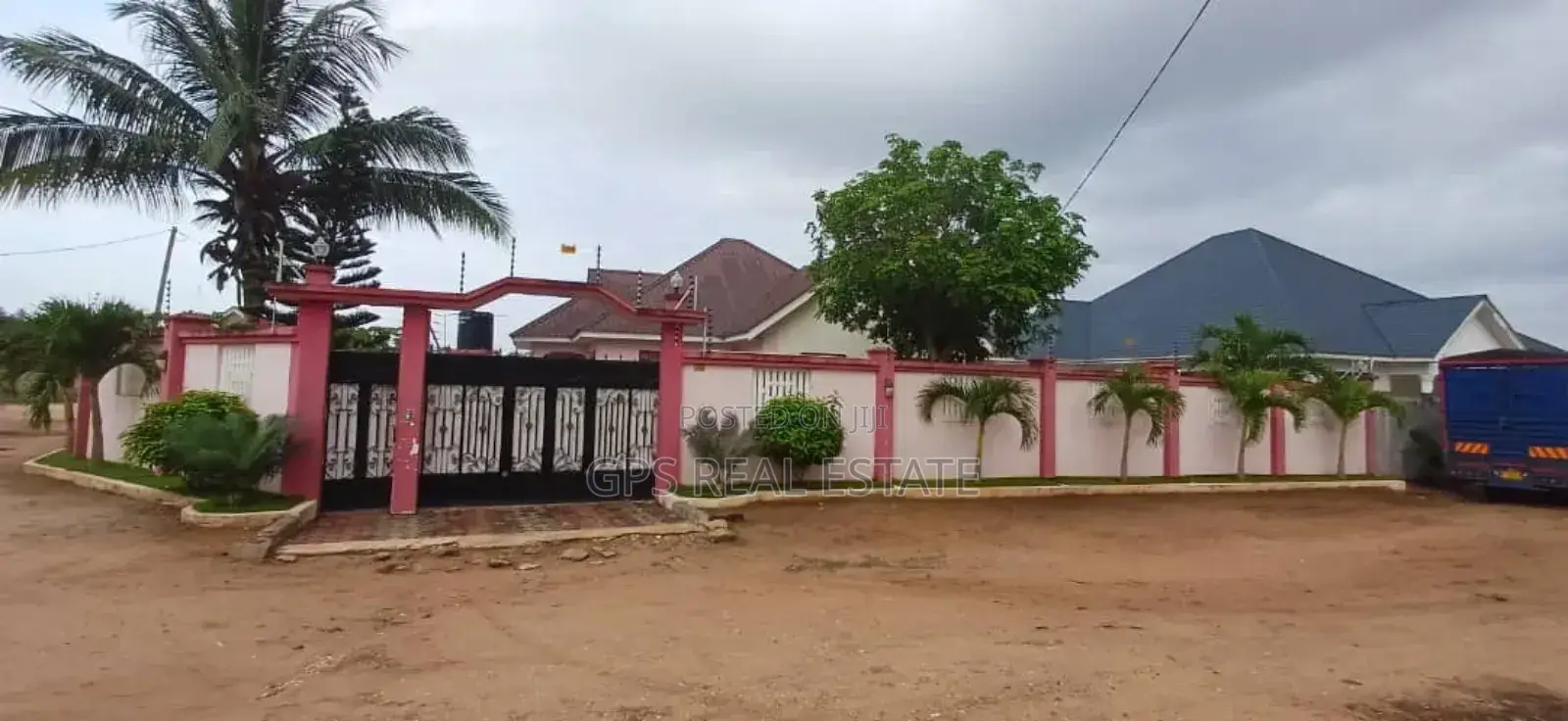 4bdrm House in Kibada Chekechea, Kinondoni for sale in Kinondoni