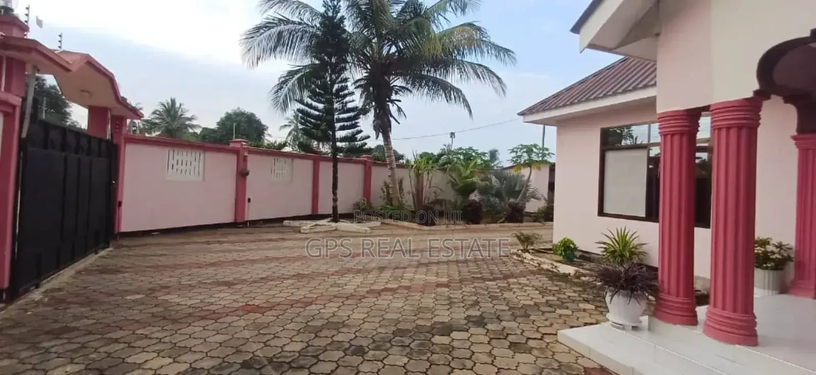 4bdrm House in Kibada Chekechea, Kinondoni for sale in Kinondoni