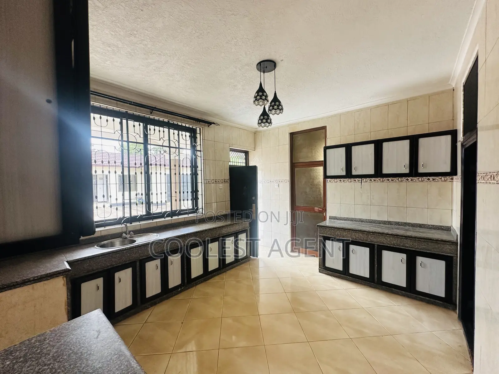 4bdrm Bungalow in Mbezibeach, Kinondoni for rent in Kinondoni