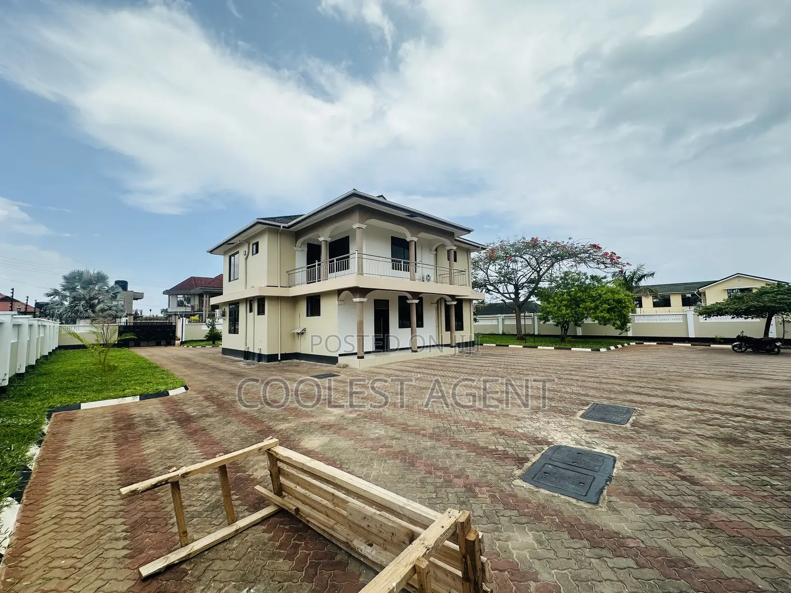 4bdrm Bungalow in Mbezibeach, Kinondoni for rent in Kinondoni