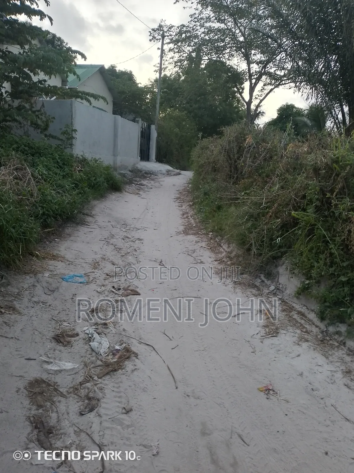 Eneo Sqmita 400 + 2bdrm Linauzwa Miln 13.5 Majohe Chuo Rada. in Ilala