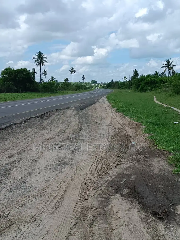 20 Acres Facing Bagamoyo Road on Sale at Kilomo Bagamoyo in Kiromo