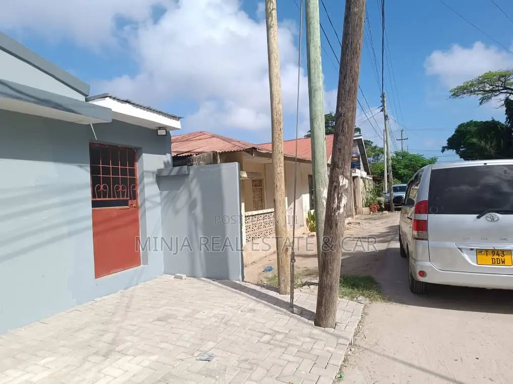 9bdrm House in Kinondoni for sale in Kinondoni