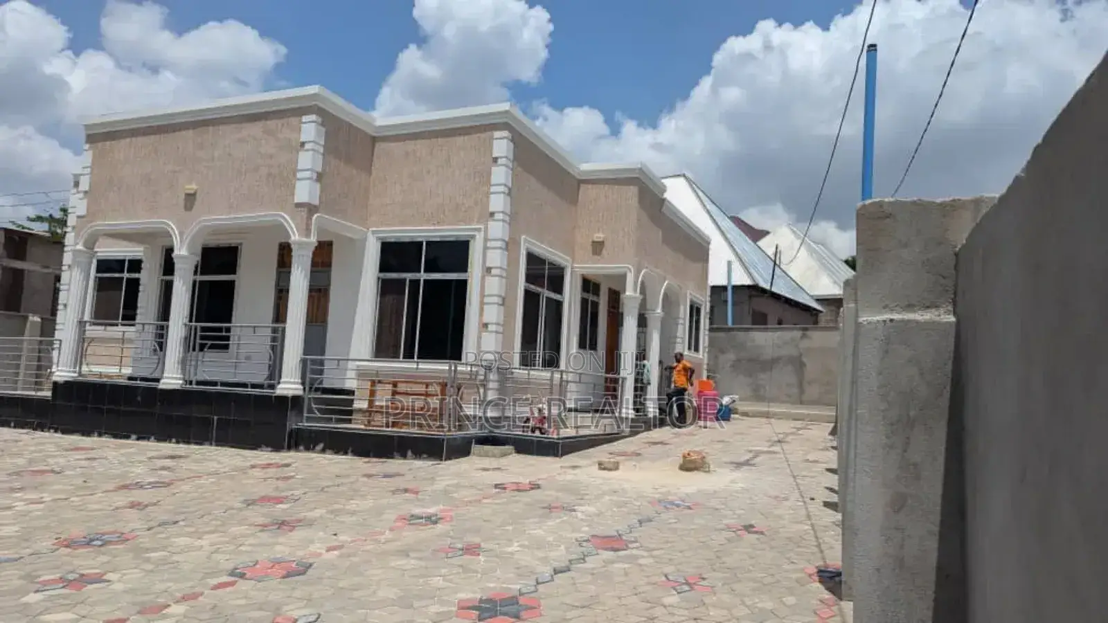 3bdrm House in Kifuru, Kinondoni for sale in Kinondoni