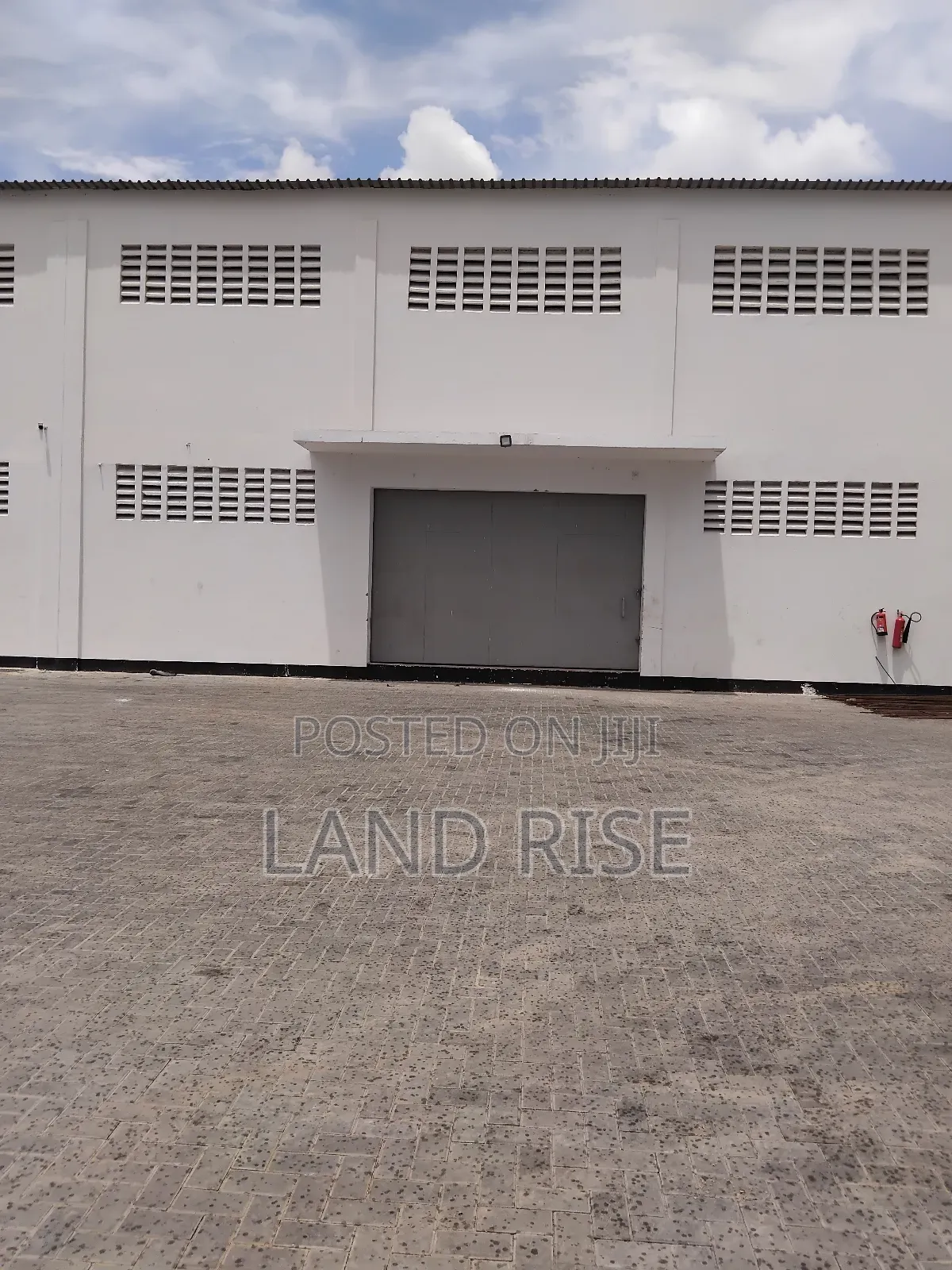 900 SQM Warehouse in Tazara in Vingunguti