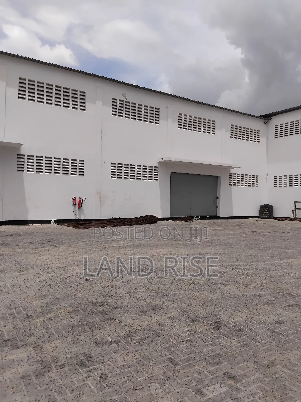 900 SQM Warehouse in Tazara in Vingunguti