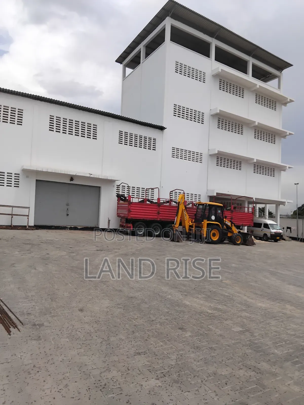 900 SQM Warehouse in Tazara in Vingunguti