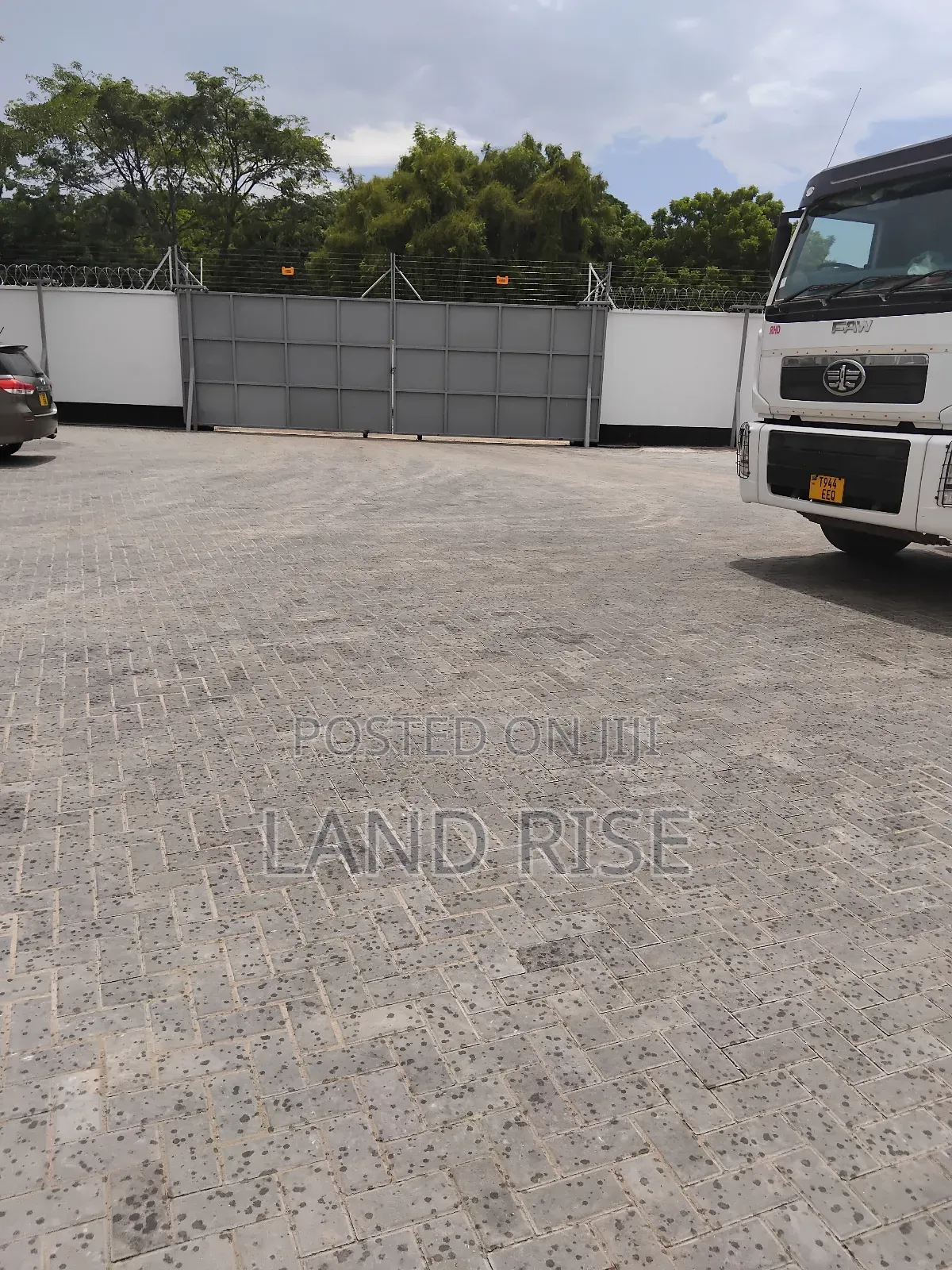 900 SQM Warehouse in Tazara in Vingunguti