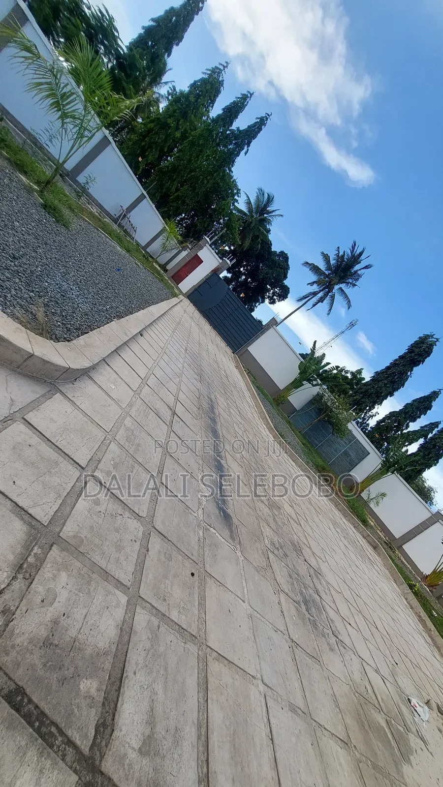 Bangalore It Look at Tarmac Mbez Beach Upande Wa Juu in Goba