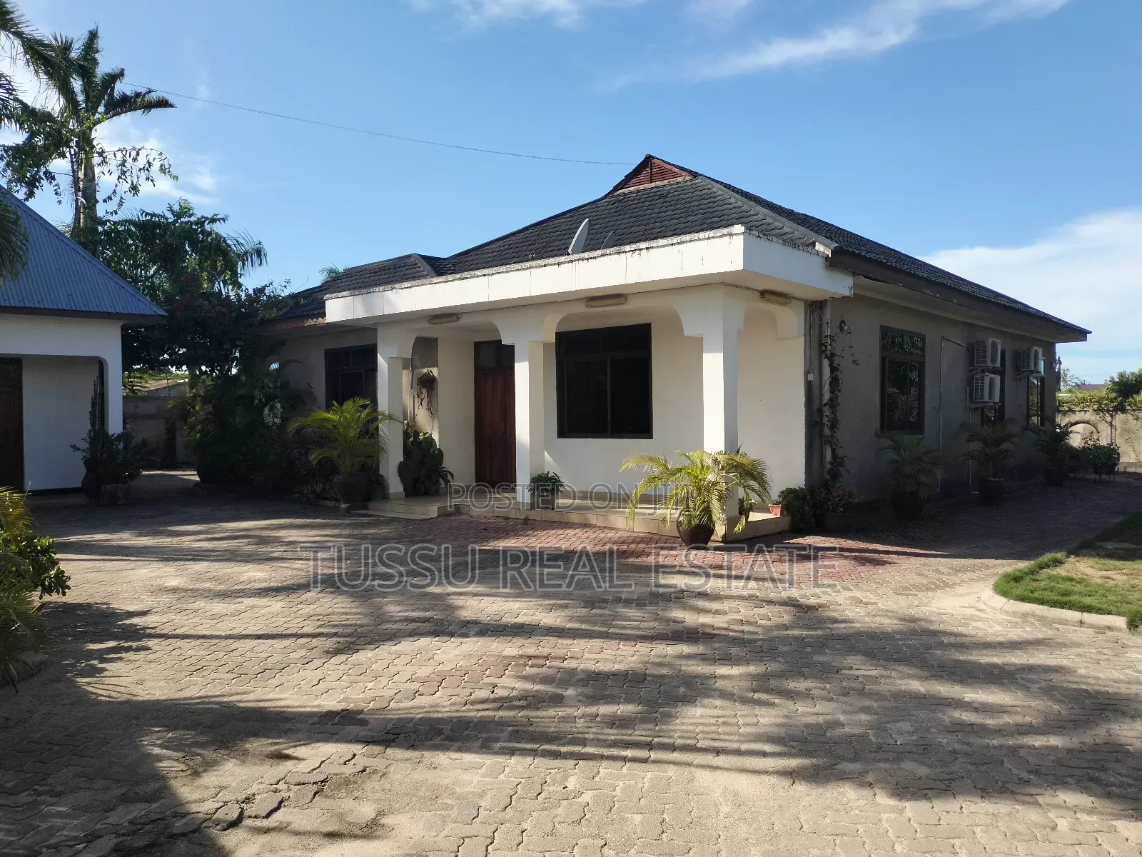 5bdrm House in Mbezibeach Makonde for sale in Mbezi Beach