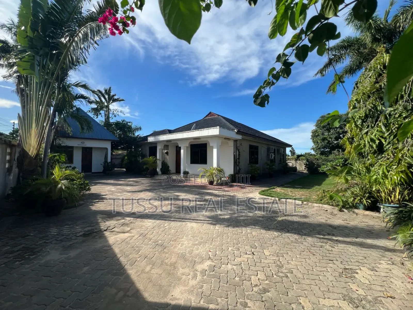5bdrm House in Mbezibeach Makonde for sale in Mbezi Beach