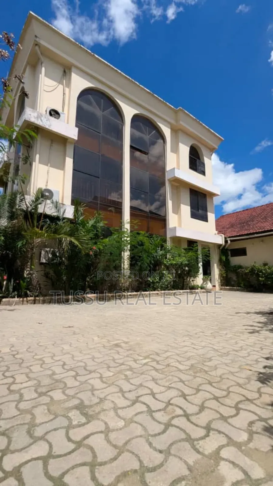 9bdrm House in Salma Kikwete, Kinondoni for sale in Kinondoni