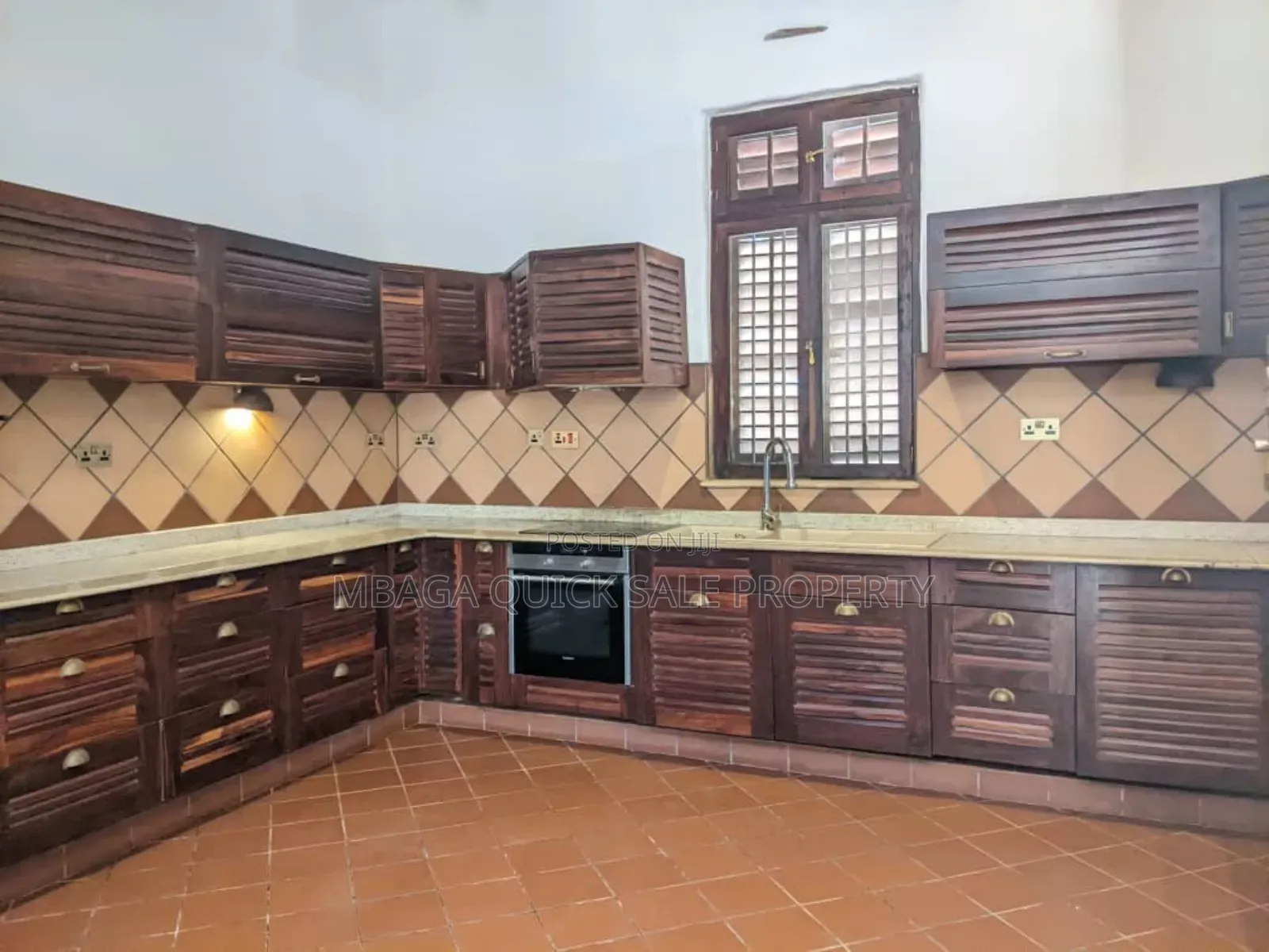 5bdrm House in Mbez Beach, Mbezi for sale in Mbezi