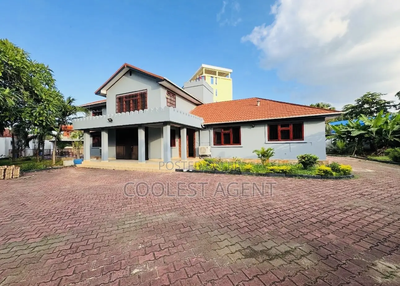 6bdrm Mansion in Coolest Estate for rent in Ada Estate