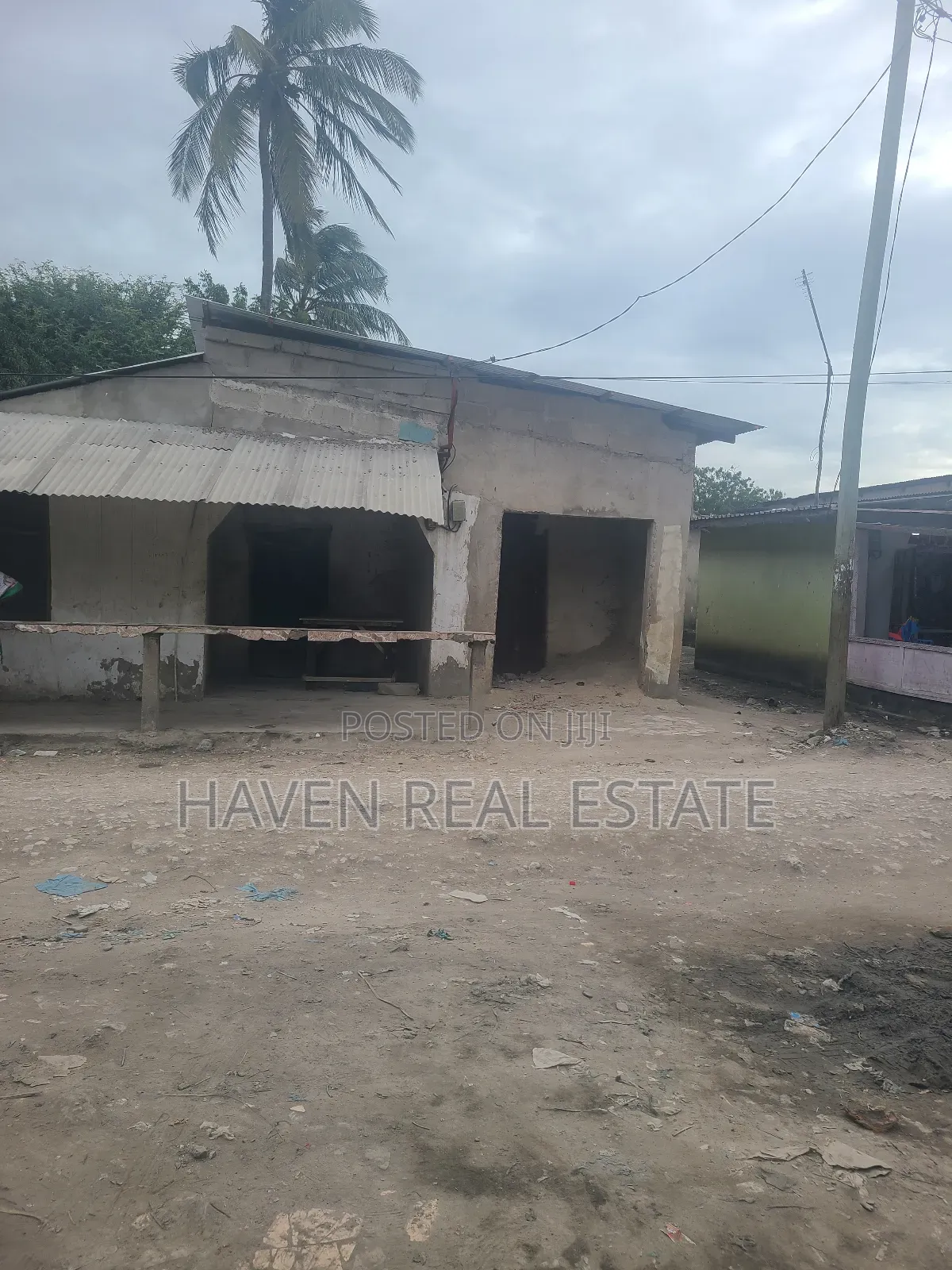 Kiwanja Kinauzwa Kawe in Kawe