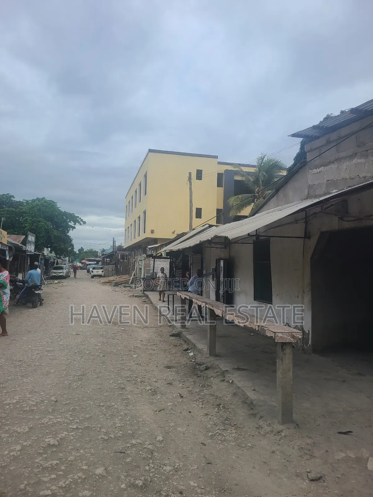 Kiwanja Kinauzwa Kawe in Kawe