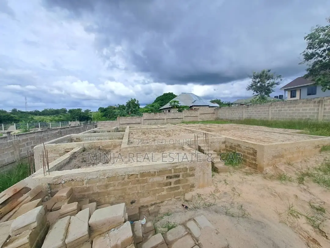 Kiwanja Kinauzwa Mbezi Luguluni in Mbezi