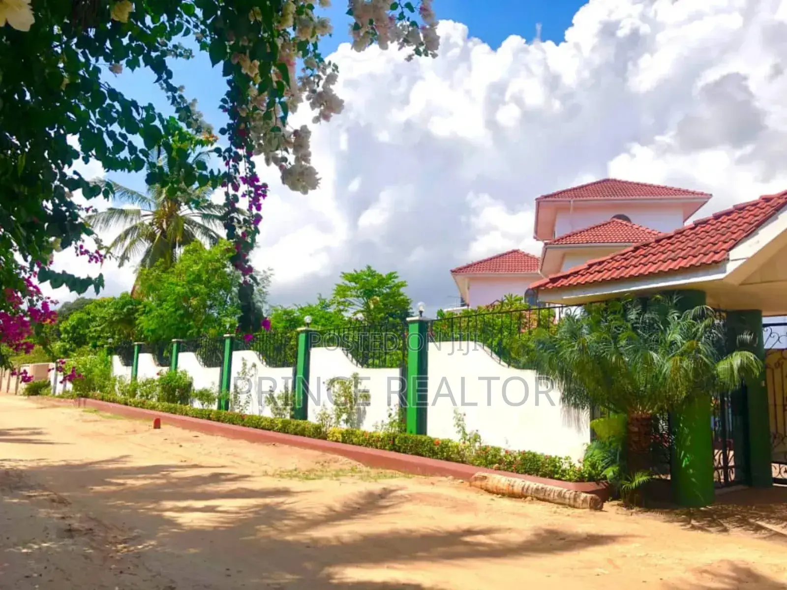 6bdrm Maisonette in Kunduchi, Kinondoni for sale in Kinondoni