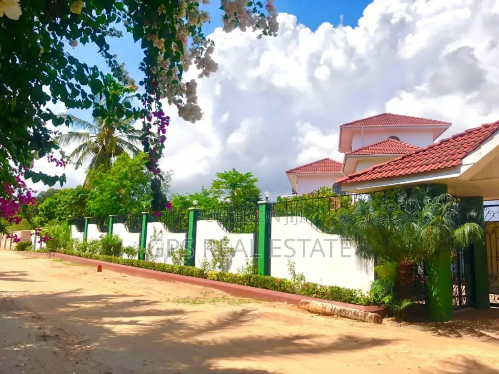 6bdrm Maisonette in Kunduchi, Kinondoni for sale in Kinondoni