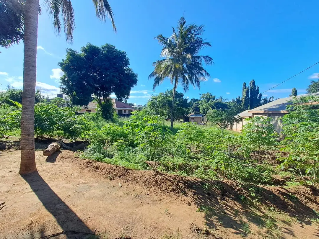 Kiwanja Kinauzwa Madale in Goba