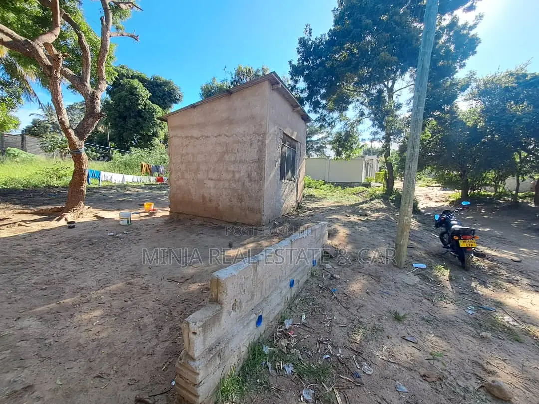 Kiwanja Kinauzwa Madale in Goba