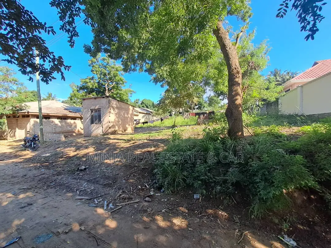 Kiwanja Kinauzwa Madale in Goba