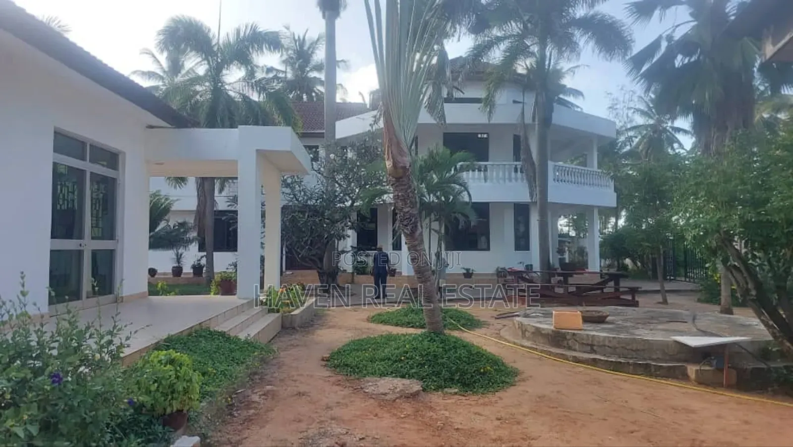 8bdrm House in Mbezi Beach for sale in Mbezi Beach