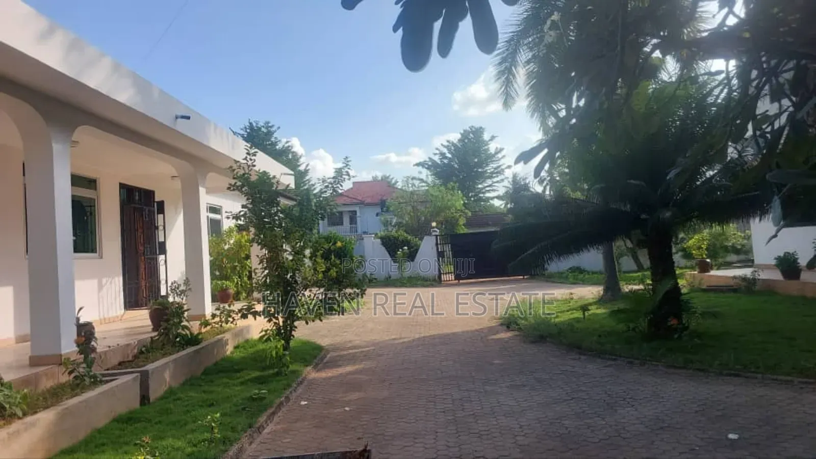 8bdrm House in Mbezi Beach for sale in Mbezi Beach