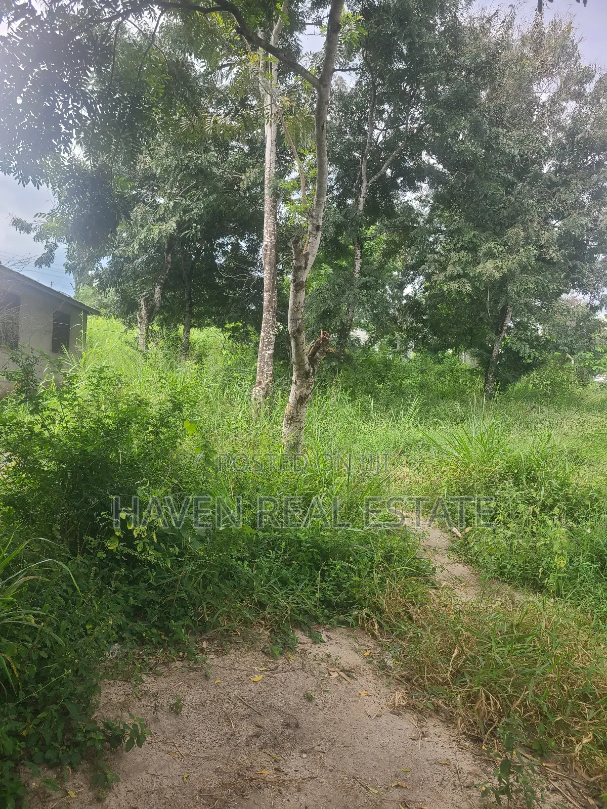 Kiwanja Kinauzwa Makongo Juu in Kinondoni