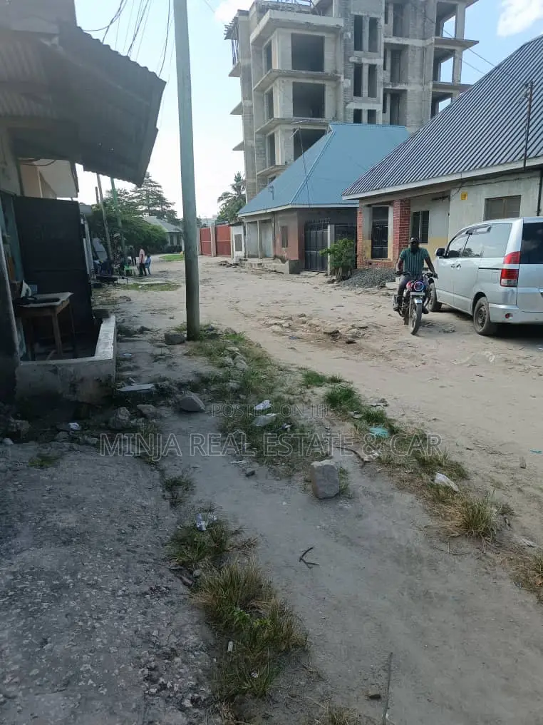 Kiwanja Kinauzwa Kinondoni Kanas La Pinda in Kinondoni