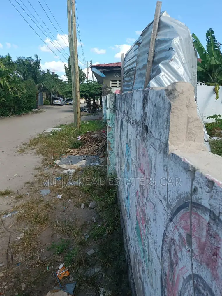 Kiwanja Kinauzwa Kinondoni Kanas La Pinda in Kinondoni