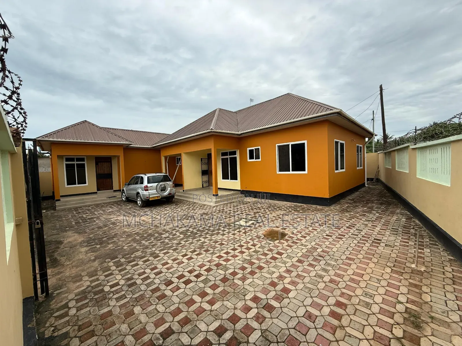 8bdrm House in Yusuph Mchakama, Bunju for sale in Bunju