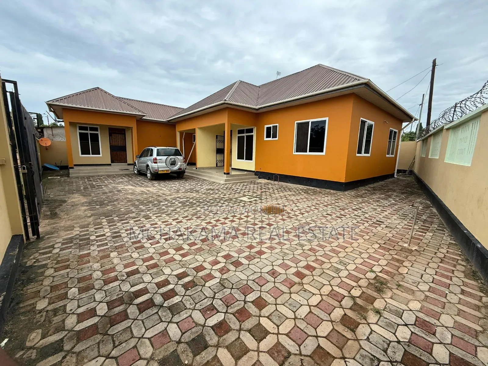 8bdrm House in Yusuph Mchakama, Bunju for sale in Bunju