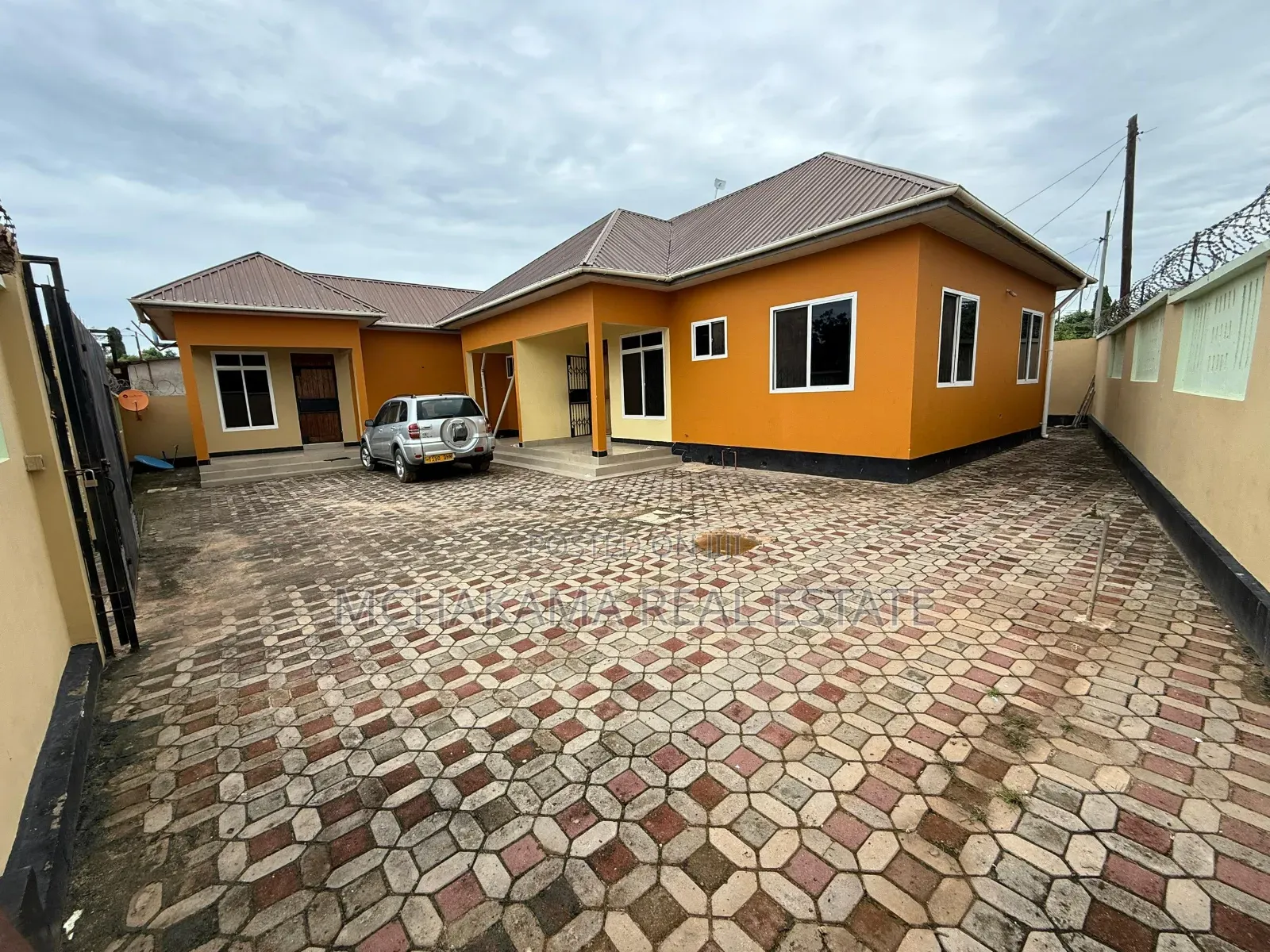 8bdrm House in Yusuph Mchakama, Bunju for sale in Bunju