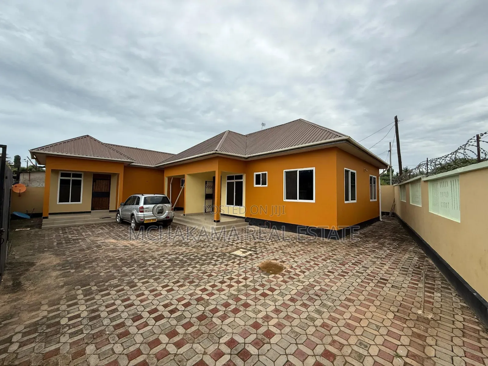 8bdrm House in Yusuph Mchakama, Bunju for sale in Bunju