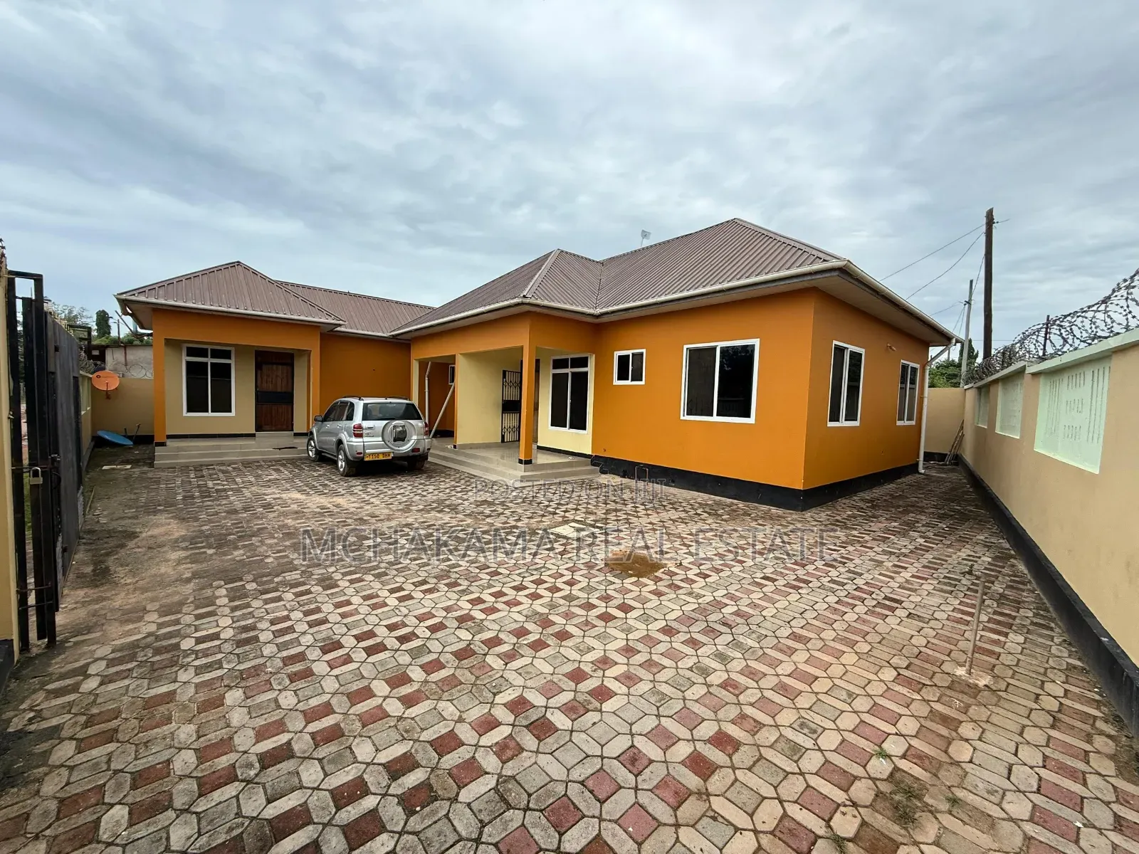 8bdrm House in Yusuph Mchakama, Bunju for sale in Bunju