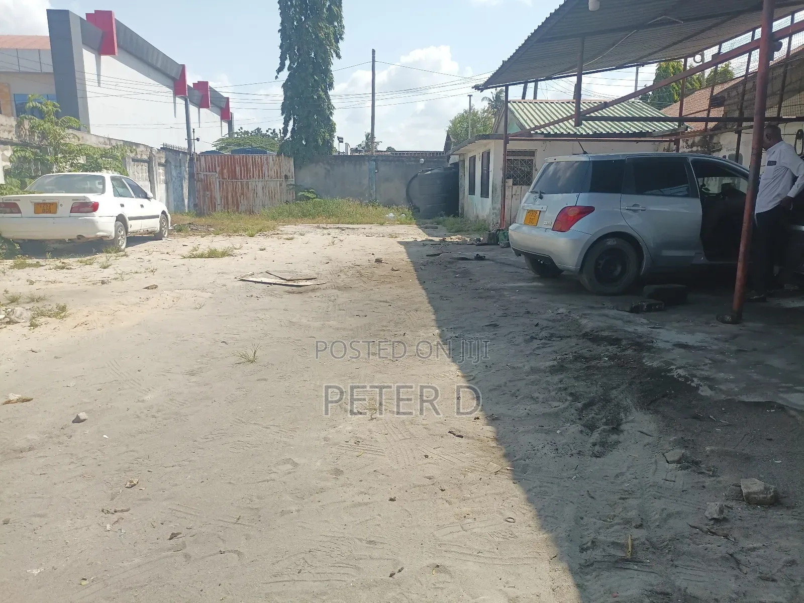 Kawawa Road Showroom, Garage Au Muwekezaji Wa Frem Linafaa in Kinondoni