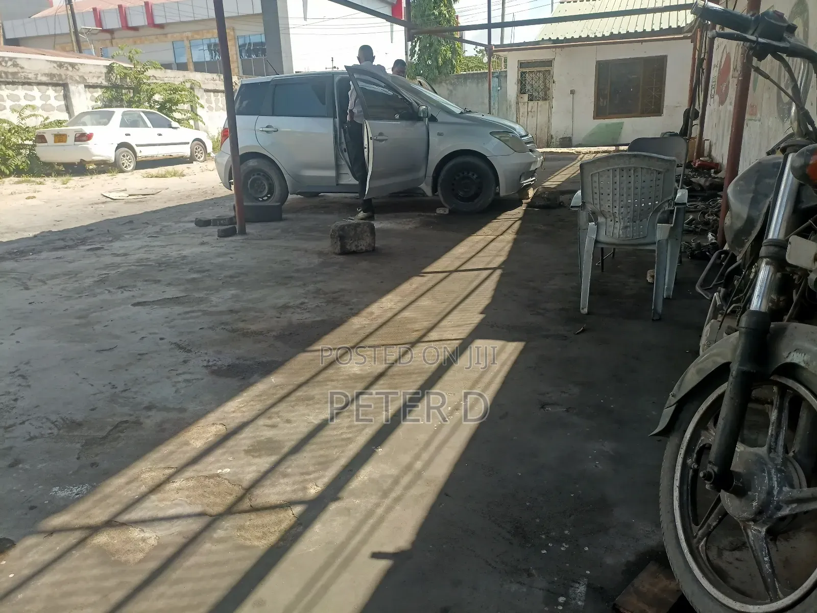 Kawawa Road Showroom, Garage Au Muwekezaji Wa Frem Linafaa in Kinondoni